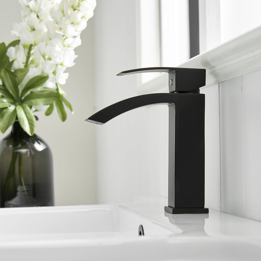 Giving Tree Modern Matte Black &amp; Brushed Nickel Single Handle Single Hole Bathroom Faucet