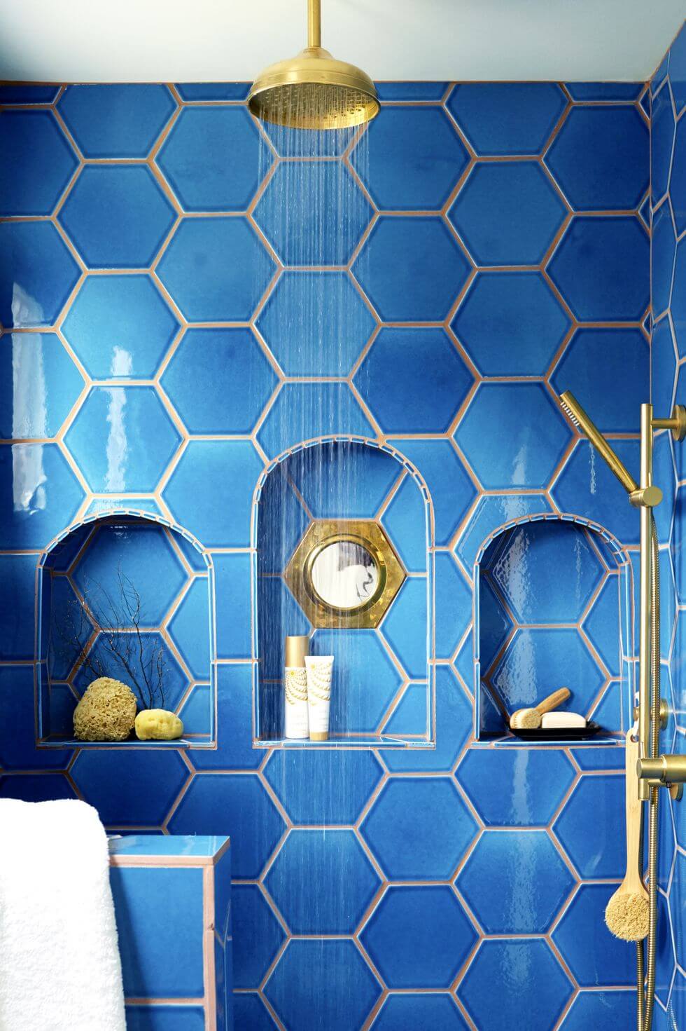 Small_bathroom_with_alcove_in_blue_tones